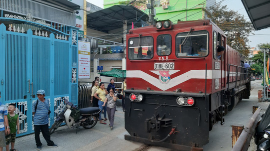 Ô tô đỗ trên đường ray, đầu máy tàu hỏa bị trễ chuyến gần 2 giờ - 2