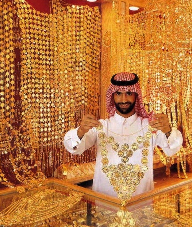 Vàng ở Dubai không phải là thứ gì quá đắt đỏ, mọi người có thể mua nó với giá rẻ trong những khu chợ vàng nổi tiếng ở đây.