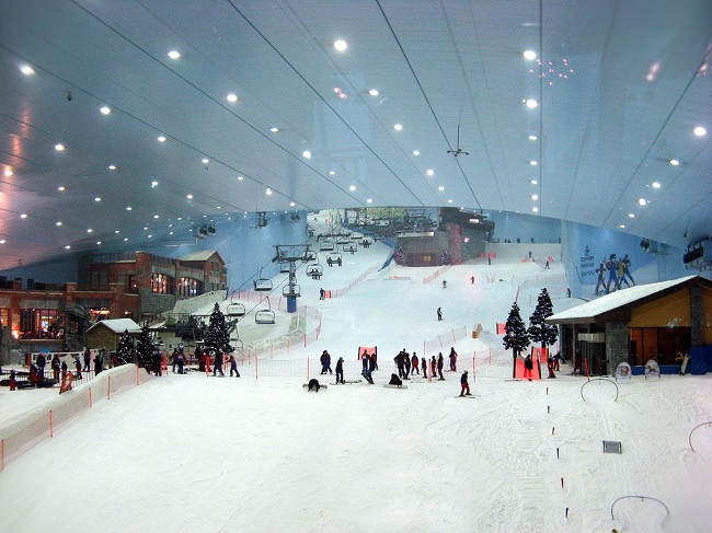 Khu trượt tuyết nhân tạo, nơi du khách có thể trượt tuyết dù đang trong mùa hè.