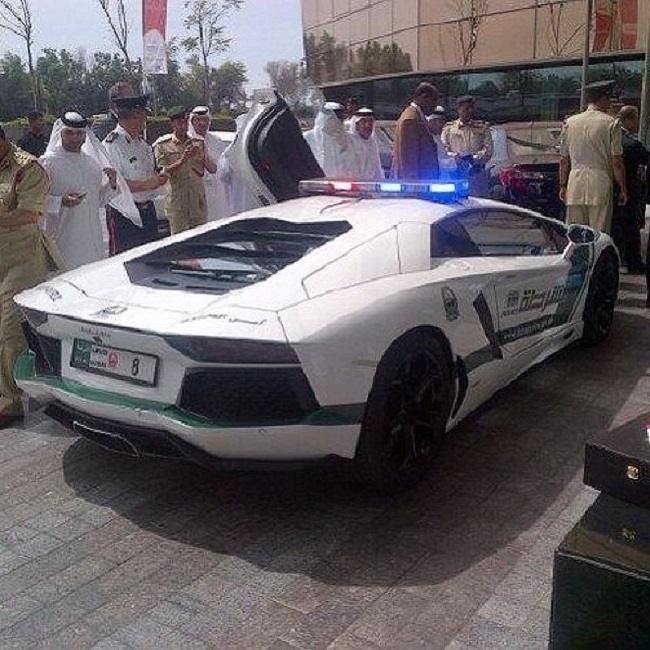 Ở một đất nước nơi siêu xe có khắp mọi nơi thì việc cảnh sát dùng xe Lamborghini  cũng là việc quá bình thường.