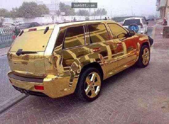 Một chiếc SUV được mạ vàng, chắc chắn chiếc xe này sẽ tỏa sáng nhất trên đường đi.
