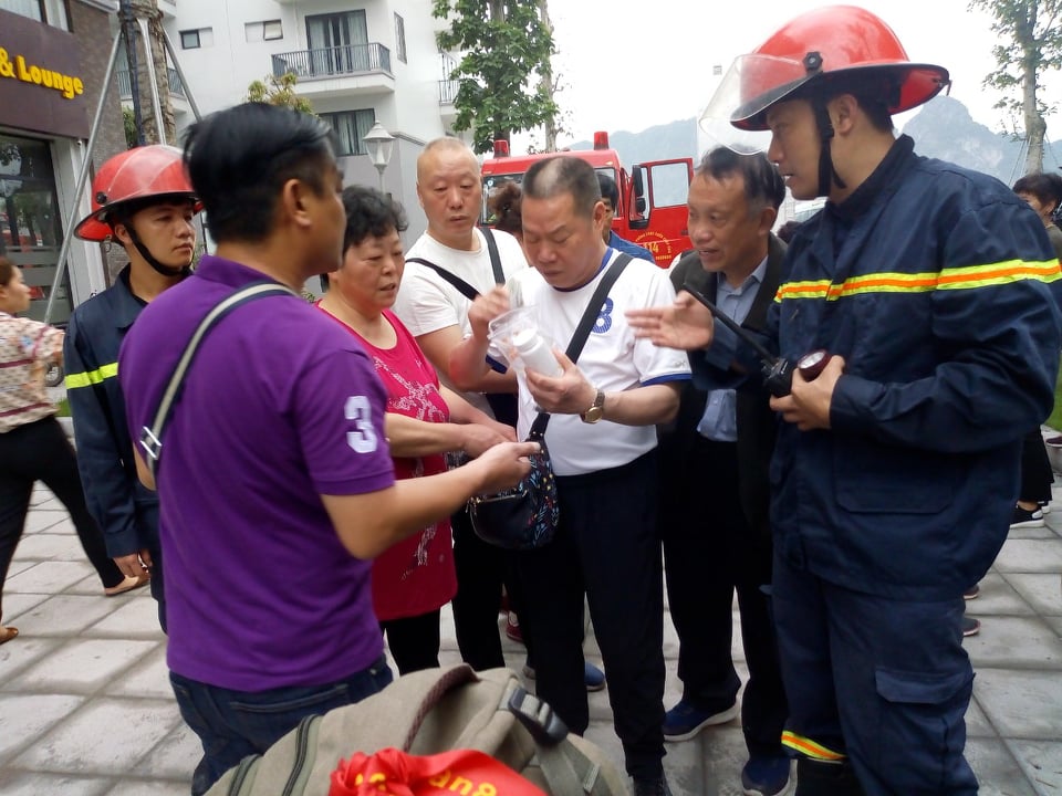 Giải cứu 5 khách du lịch nước ngoài mắc kẹt trong đám cháy lớn ở Quảng Ninh - 2