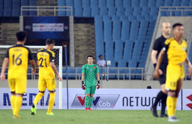 U23 VN thắng Brunei 6-0: Thủ môn Bùi Tiến Dũng như &#34;tập thể dục&#34; trên sân - 9