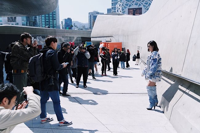 2 nàng Á quân The Face lọt mắt xanh tạp chí Vogue ngày 2 tại Seoul Fashion Week - 1