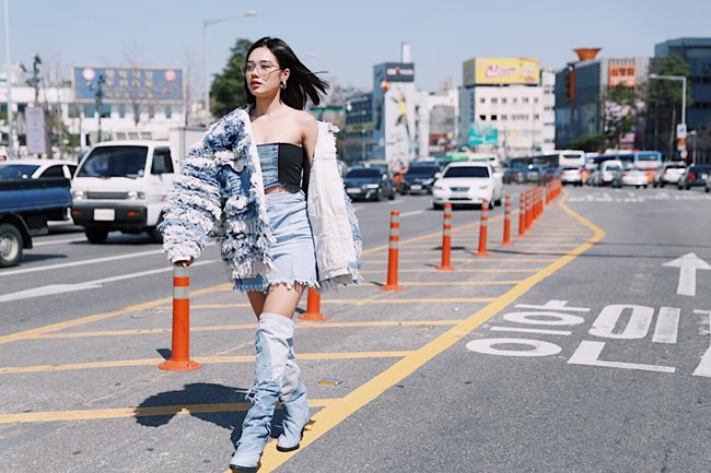 2 nàng Á quân The Face lọt mắt xanh tạp chí Vogue ngày 2 tại Seoul Fashion Week - 2