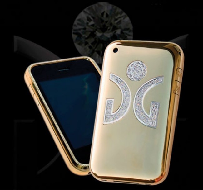 Golden Delicious là chiếc ốp iPhone được giới thiệu năm 2010.&nbsp;Chiếc ốp iPhone này làm từ 140g vàng 18 carat, đính 200 viên kim cương và lót sợi các bon bên trong. Khách hàng có thể chọn ốp có đính 400 viên kim cương.