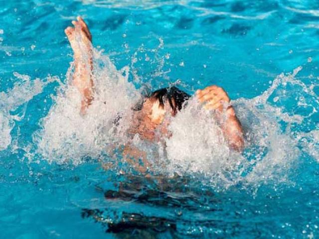 Trẻ biết bơi chưa hẳn đã an toàn, bố mẹ cần dạy trẻ thêm những kỹ năng “sống còn” này