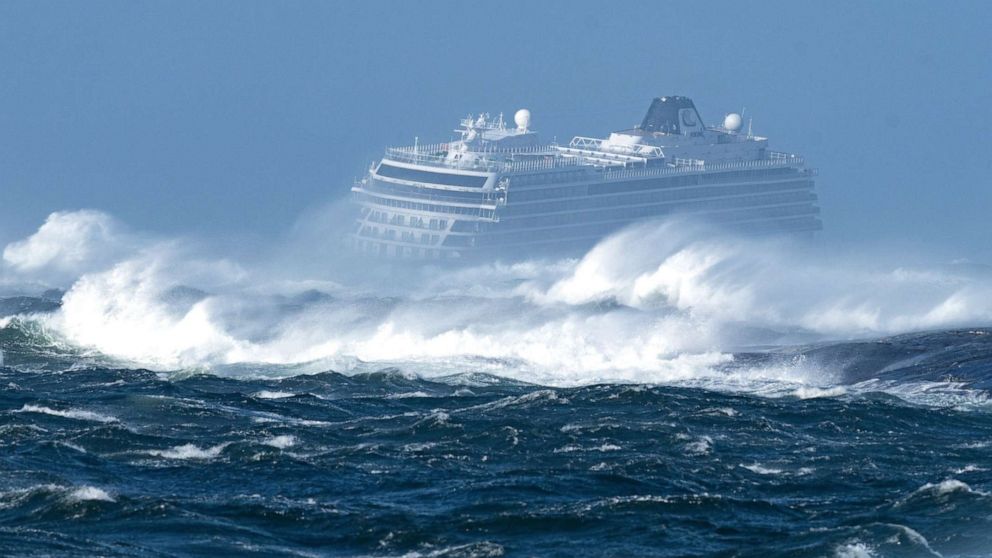 Du thuyền xa xỉ trục trặc, 1.300 người mắc kẹt trên biển Na Uy - 1