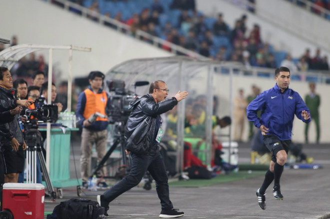 U23 Indonesia đá như &#34;đấu võ&#34;: Cầu thủ U23 Việt Nam nằm sân, thầy Park nổi giận - 2