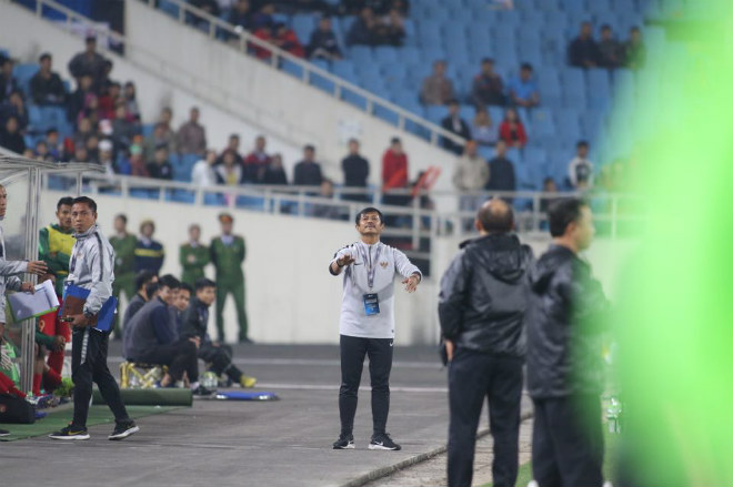 U23 Indonesia đá như &#34;đấu võ&#34;: Cầu thủ U23 Việt Nam nằm sân, thầy Park nổi giận - 3