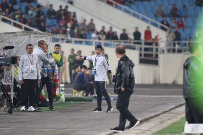 U23 Indonesia đá như &#34;đấu võ&#34;: Cầu thủ U23 Việt Nam nằm sân, thầy Park nổi giận - 4