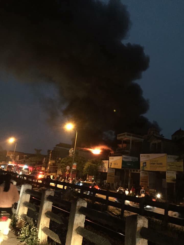 Hà Nội: Nhà 5 tầng bốc cháy dữ dội, 1 người tử vong - 1