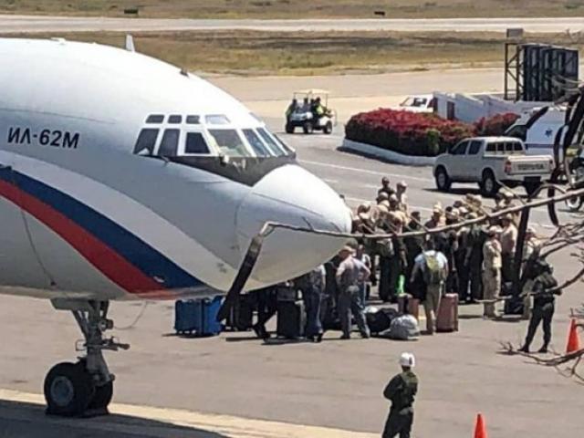 Máy bay Nga bất ngờ mang 100 binh sĩ, 35 tấn hàng đến Venezuela?