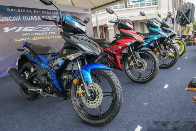 Được tiết lộ lần đầu tại Cub Prix trong mùa giải năm nay ở Malaysia, 2019 Yamaha Y15ZR V2 (tên gọi khác của Yamaha Exciter 150) gây ấn tượng và còn được giới yêu thích xe côn cỡ nhỏ của nước này gọi với biệt danh là “Y Suku”. Ảnh 2019 Yamaha Y15ZR trình diện tại Malaysia.