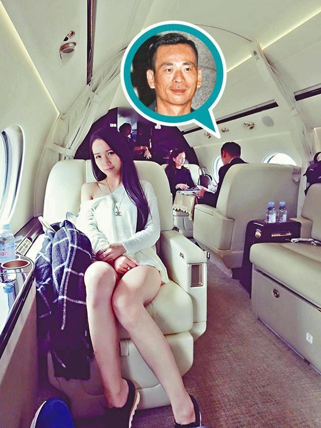 Hình ảnh Phùng Tuyết Băng ngồi cùng máy bay tư nhân với Châu Trác Hoa trong một chuyến du lịch.