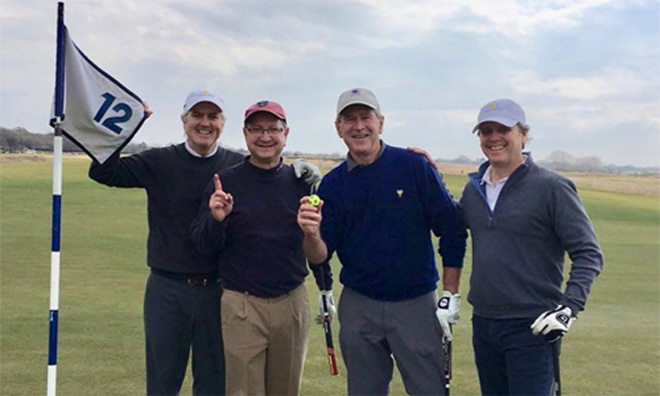 Golf 24/7: Cựu Tổng thống Mỹ George Bush 72 tuổi gây sốt đánh 1 gậy trúng lỗ - 1