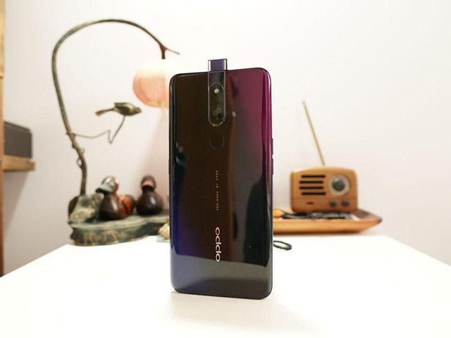 Lộ diện OnePlus 7 với 3 tùy chọn màu sắc, camera biết ẩn mình