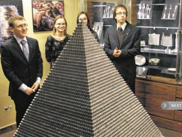 Chiêm ngưỡng kim tự tháp làm từ 1 triệu đồng tiền xu, cao hơn 1m