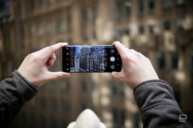ĐượcDxOMark chấm điểm cao kỷ lục cả về chụp ảnh và dựng phim - lên đến 112 điểm, Huawei P30 Pro tích hợp hệ thống camera Leica Quad mới, với một camera chính 40MP có cảm biến SuperSpectrum, một camera 20MP chụp góc siêu rộng, một camera 8MP có ống kính tele, một camera có cảm biến TOF, cùng một camera trước 32MP.