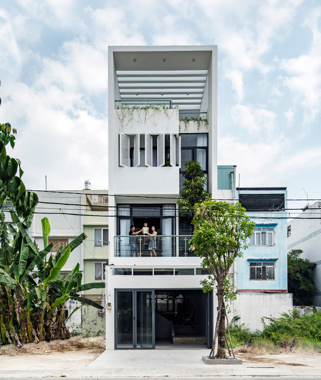 Căn nhà là tổ ấm của một gia đình trẻ 3 người, tọa lạc ở Bình Tân, Thành phố Hồ Chí Minh.