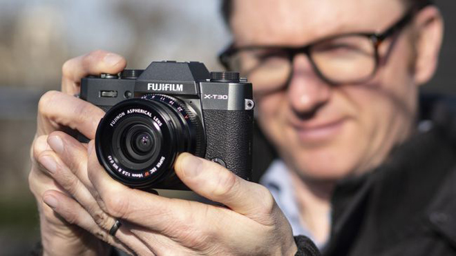 Trên tay máy ảnh Fujifilm X – T30: Nhỏ mà có võ - 1