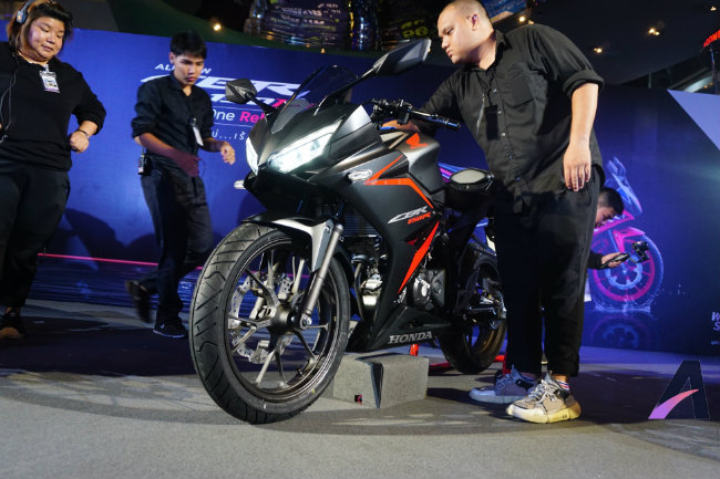 2019 Honda CBR150R bản màu đen.