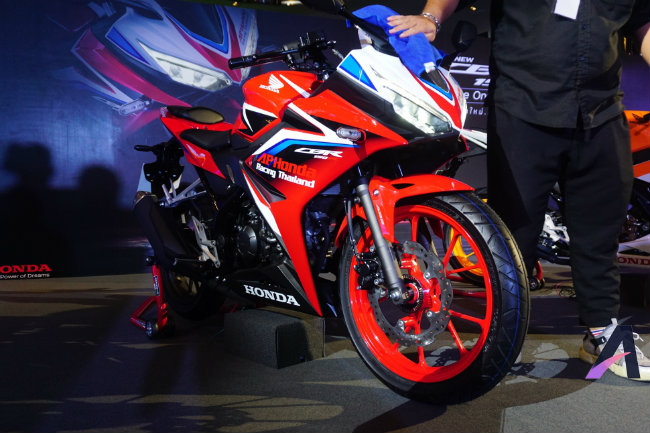 Cùng với 2019 Honda CBR250RR, AP Honda lần này đã trình làng cả môtô cỡ nhỏ 2019 Honda CBR150R tại triển lãm xe ở Thái Lan.