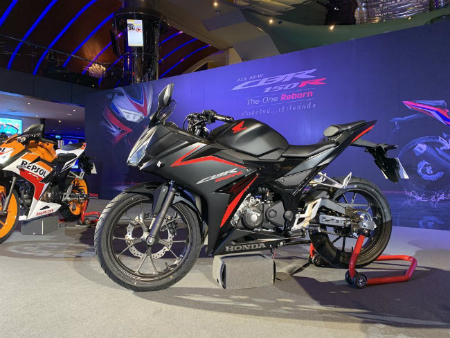 2019 CBR150R mới cuốn hút người hâm mộ bởi có những bứt phá mang tính “cách mạng” mới từ đầu tới chân.