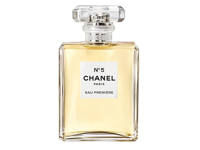 Chanel, vào thời điểm đó nổi tiếng với sản phẩm nước hoa Chanel No.5. Trước năm 1924, sản phẩm này chỉ dành cho những khách hàng độc quyền tại các cửa hàng Chanel ở Paris