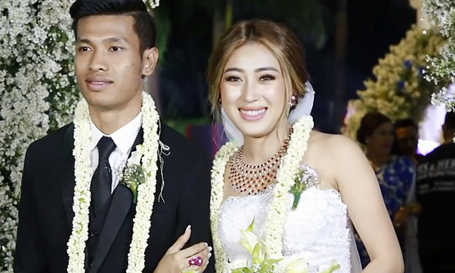 Đồng đội Văn Lâm - &#34;Ronaldo Myanmar&#34; cưới mỹ nhân tài sắc vạn người mê - 1