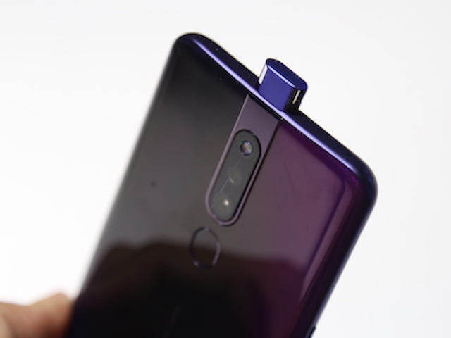 Ảnh trên tay chiếc smartphone có camera ẩn mình Oppo F11 Pro