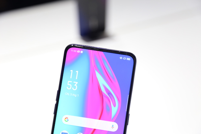 Oppo F11 Pro được trang bị viên pin 4.000mAh đi kèm công nghệ sạc nhanh. Công nghệ sạc nhanh VOOC 3.0 sử dụng thuật toán FFC mới, rút ngắn thời gian sạc xuống 20 phút so với thế hệ trước.