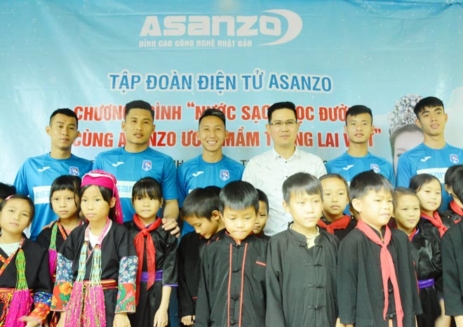 Bầu Tam cùng cầu thủ Quảng Ninh tham gia từ thiện ở huyện miền núi Bình Liêu - 1