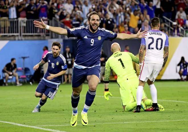 Higuain chia tay ĐT Argentina: Khốn khổ lưu danh &#34;sao hãm hại Messi&#34; - 3