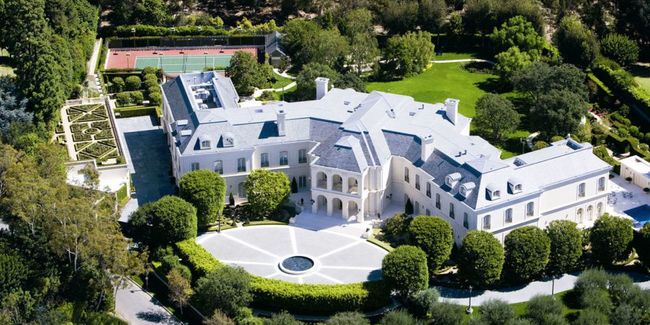 Dinh thự The Manor – 200 triệu USD (khoảng 4.600 tỷ đồng). Dinh thự này được xây dựng trên mảnh đất rộng 5249 m2 thuộc Los Angeles – Hoa Kỳ.