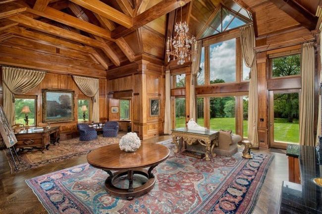 Ngôi nhà được xây dựng theo phong cách truyền thống Connecticut với những loại gỗ vô cùng đắt đỏ.
