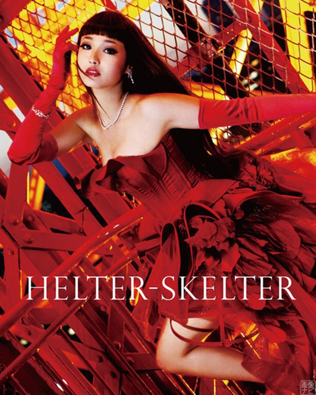 Sau khi ly hôn, Sawajiri quyết tâm gây dựng lại tên tuổi bằng cách đóng phim 18+, đồng thời tung ra những bộ ảnh táo bạo, sexy trên các tạp chí. "Helter Skelter" là bộ phim chuyển mình của Erika với nhiều hình ảnh táo bạo.