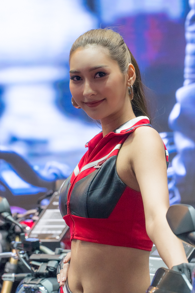 Bangkok International Motorshow 2019 là một trong những triển lãm ô tô thường niên lớn nhất khu vực Đông Nam Á. Đây không chỉ là nơi quy tụ đầy đủ các "đại gia" trong ngành công nghiệp xe hơi, mà còn chứng kiến dàn chân dài xinh đẹp và hùng hậu nhất được các hãng xe chiêu mộ.
