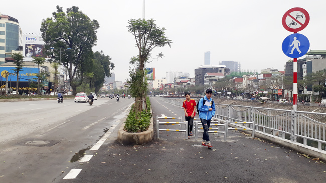 Những hàng rào barie kỳ lạ trên tuyến đường đi bộ dài nhất Thủ đô - 2