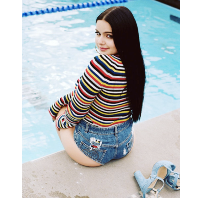 Từ khi 18-19 tuổi, Ariel Winter đã thoải mái để lộ dáng vóc phồn thực với chiếc quần 20cm.&nbsp;