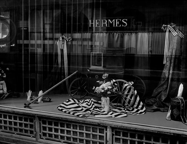 Thierry Hermès, lớn lên là đứa trẻ mồ côi, đã mở một cửa hàng ở Paris vào năm 1837. Với kỹ năng làm đồ điêu luyện, ông xác định khách hàng chính của mình là các gia đình hoàng gia