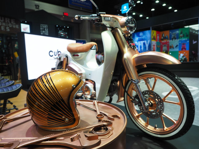 Honda Super Cub C125 bản màu vàng đồng tuyệt đẹp tại Motor Show 2019 đang diễn ra ở Thái Lan.