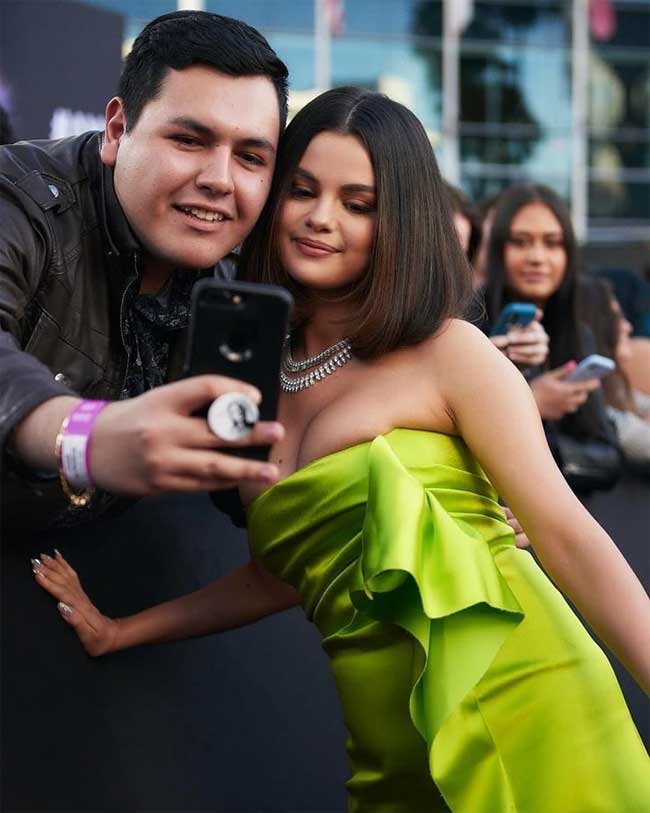 Những người đẹp "lăng xê" chuẩn béo tròn quyến rũ không thể bỏ qua cái tên Selena Gomez. Dù không săn chắc, mình dây nhưng vẻ đẹp của cô từng khiến nhiều mày râu ngả nghiêng, trong đó có cả Neymar.