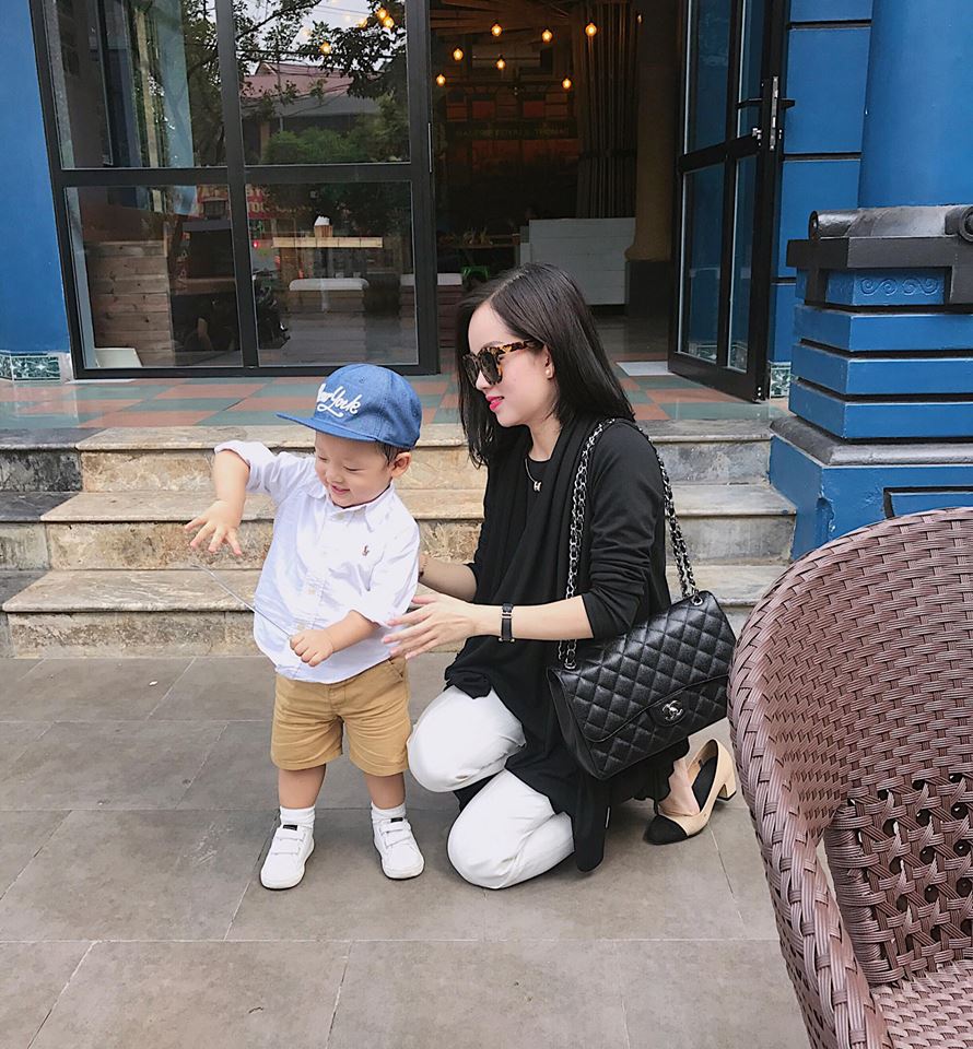 Túi Chanel Boy có size mức trung bình với giá hơn 100 triệu cũng là món đồ quen thuộc mà mẹ 1 con thường mang bên mình. Có thể nói, số túi cô sở hữu không nhiều nhưng toàn mẫu túi có giá cực đắt đỏ, chứng minh độ chịu chi cho hàng hiệu của Ly Kute không phải dạng vừa.