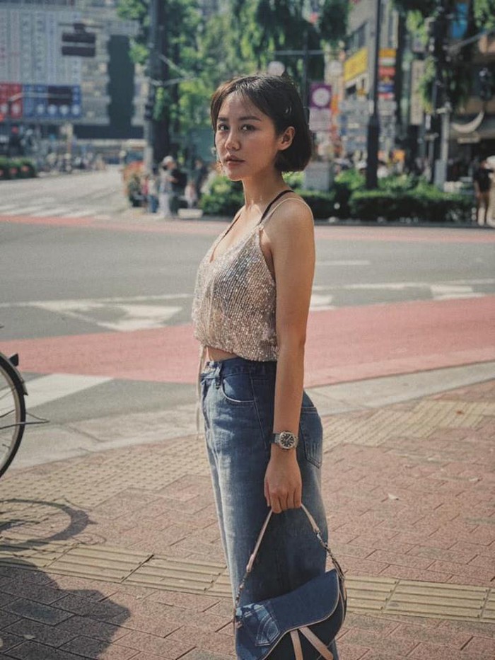 Văn Mai Hương phối áo croptop hai dây với quần jean cạp cao cá tính.