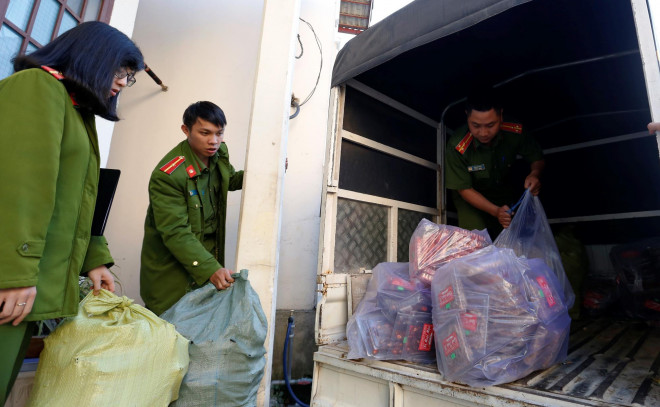 Lực lượng chức năng thu giữ hàng trăm sản phẩm đặc sản Đà Lạt "dỏm".