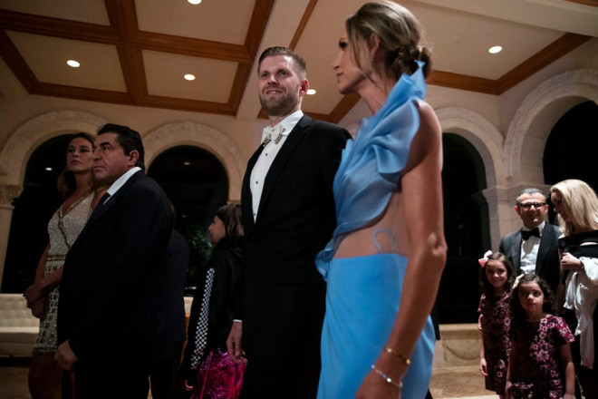 Eric Trump và vợ Lara Trump. Ảnh: AP