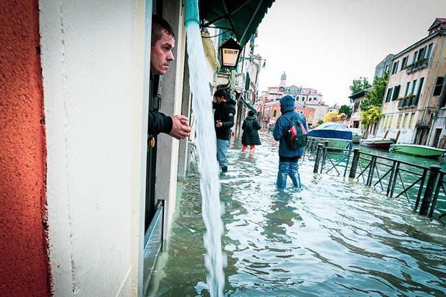 13. Trái ngược với hình ảnh nhộn nhịp khách du lịch trước đây, bây giờ Venice đìu hiu, vắng lặng, một điều mà cô chưa bao giờ nhìn thấy trước đây.
