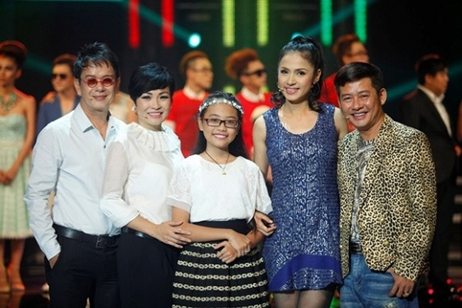Cô bé còn được mời làm giám khảo nhí trong một cuộc thi trên sóng truyền hình, bên cạnh những gương mặt tên tuổi.