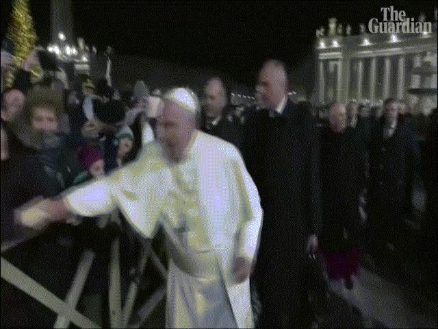 Video: Bị người phụ nữ kéo tay, Giáo hoàng phản ứng đầy bất ngờ